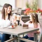 Madre con hija disfrutando beeplaycoffee